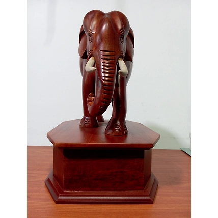 ලී බේස් එක සහිත ලී ඇතා-ලීබේස්එකසහිතලීඇතා