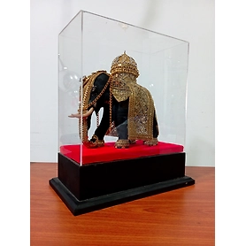 කරඩුව සහිත රත්‍රන් පැහැති ආවරනය කරන ලද ලී ඇතා