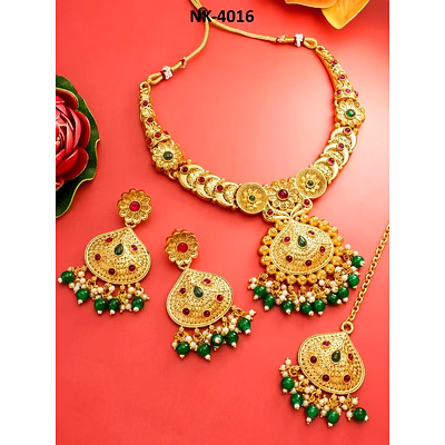 ynf golden green alloy necklace with kemp stones, beads, earrings & maang tikka set