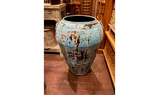 Iron Vintage Pot - Vintage Charm and Durability for Your Garden