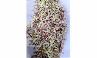 Dehydrated pink onion flakes