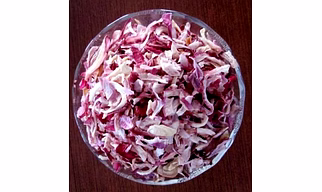Dehydrated onion flakes