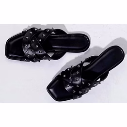 falling for studs black