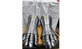 Medieval Knight's Gauntlet
