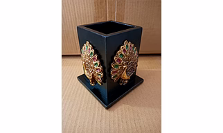 Peacock Pen Stand Black