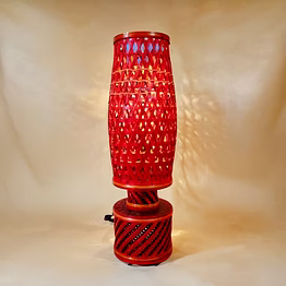 “vira crimson” – red woven bamboo table lamp