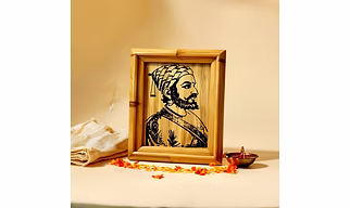 Veer – Historical Portrait Frame