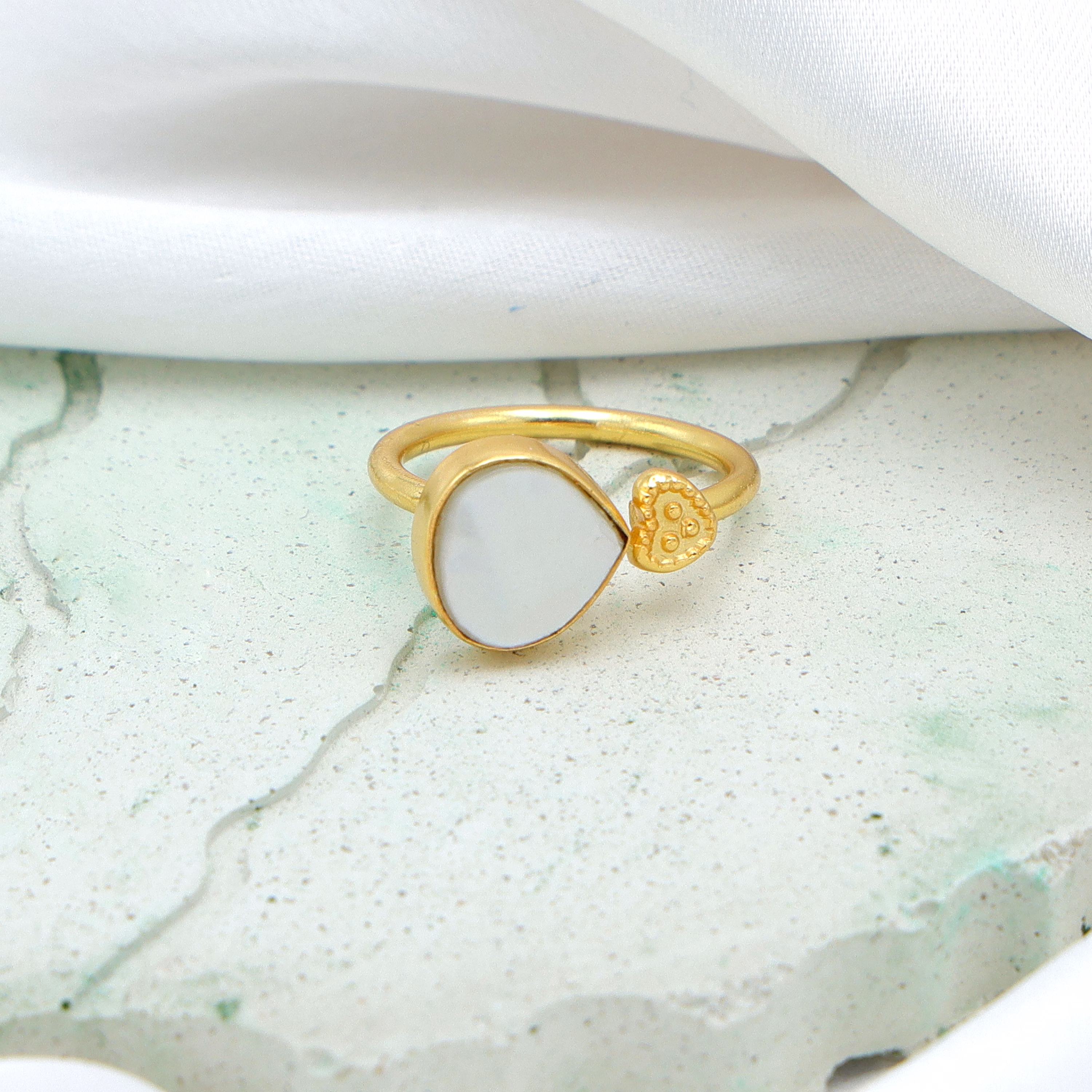 Dua Mother of Pearl Heart Ring – Romantic Gold-Plated Pearl Jewelry, Timeless Elegance image 1