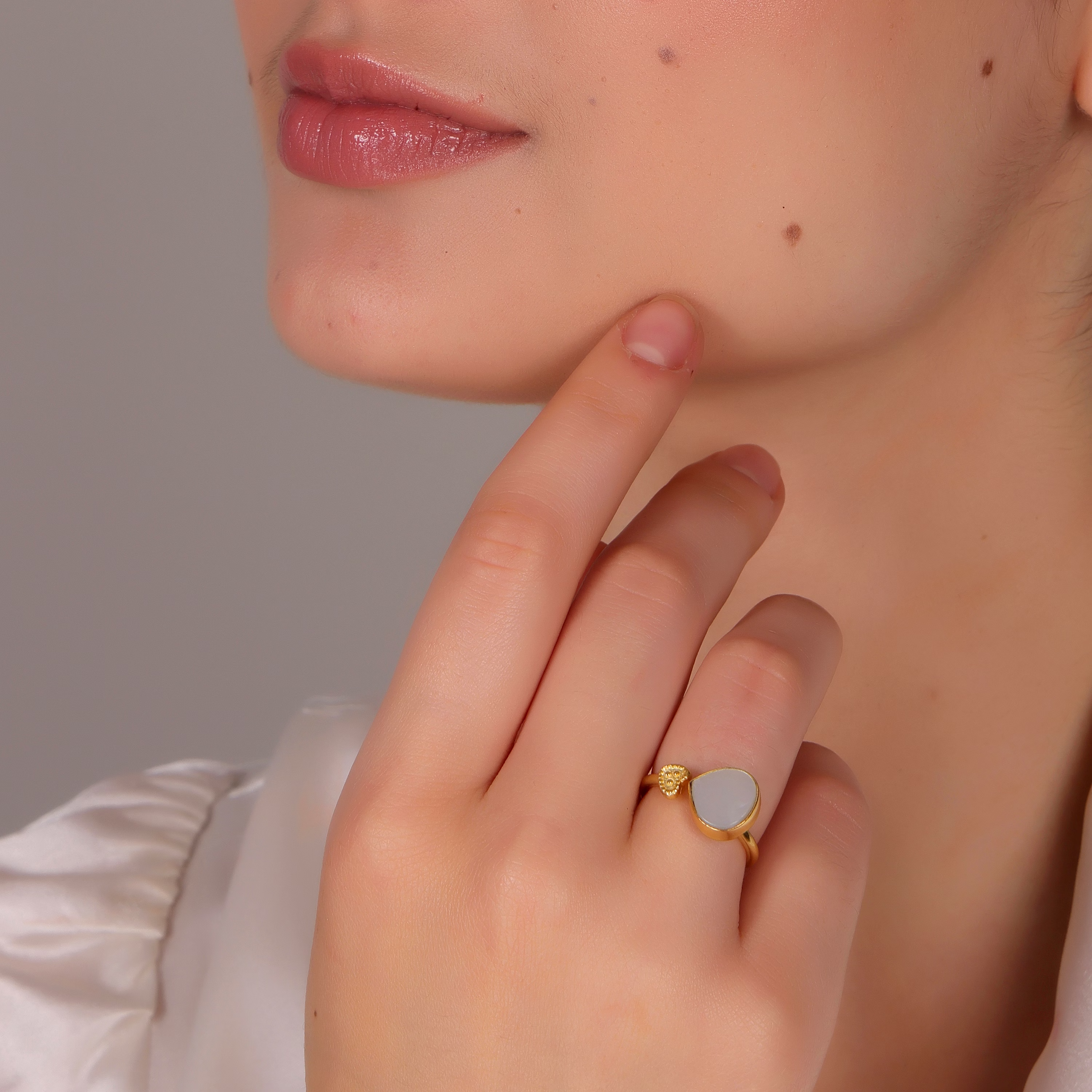 Dua Mother of Pearl Heart Ring – Romantic Gold-Plated Pearl Jewelry, Timeless Elegance image 6