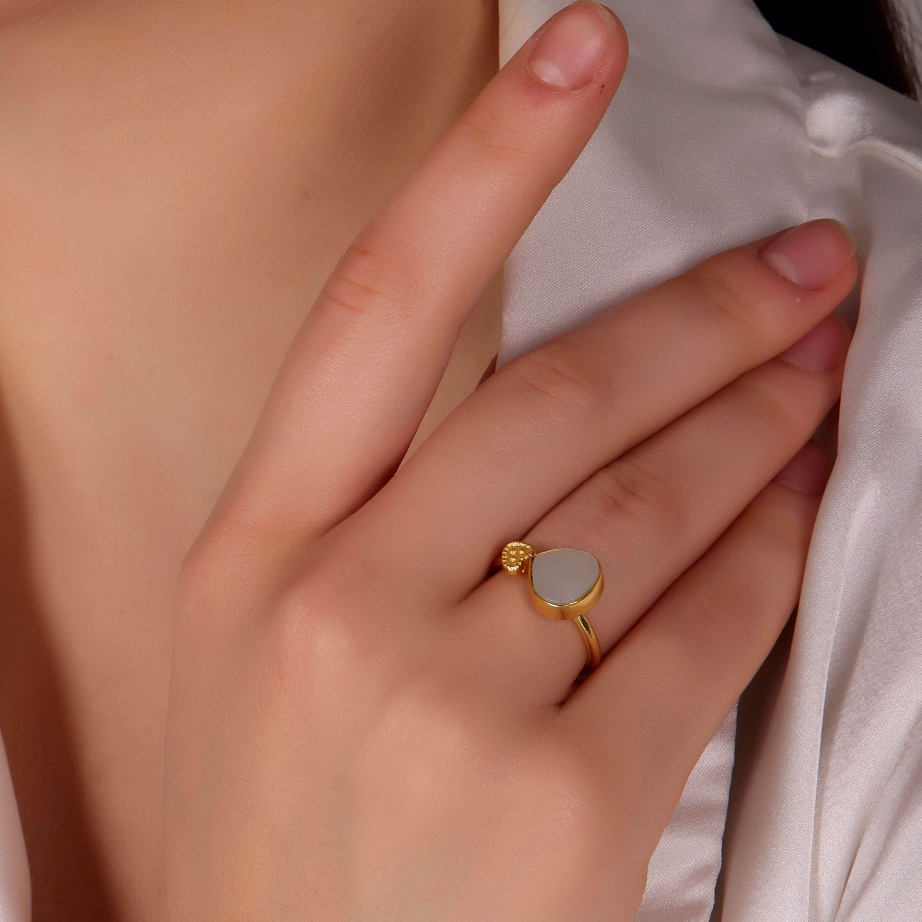 Dua Mother of Pearl Heart Ring – Romantic Gold-Plated Pearl Jewelry, Timeless Elegance image 5