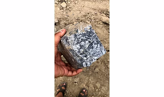 Grey Quartz Lumps for Industrial Processing and Material Supply