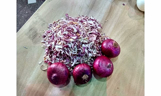 Dehydrated red onion