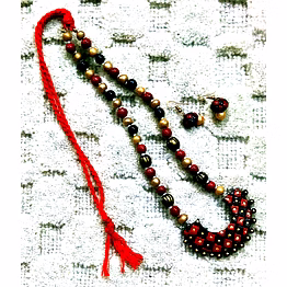 handcrafted terracotta necklace set – red and black crescent design