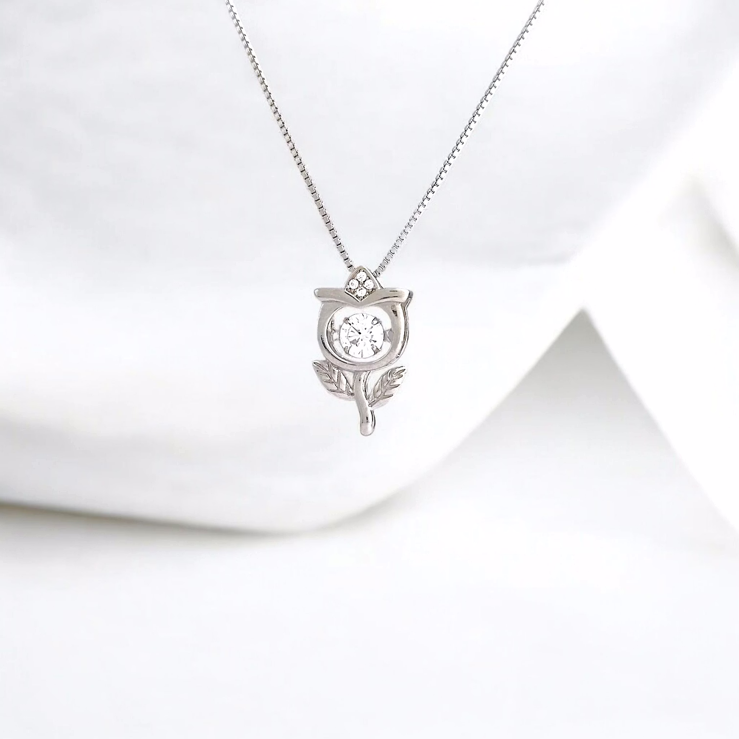 Silvara 925 Sterling Silver Floral Solitaire Pendant with Chain image 3