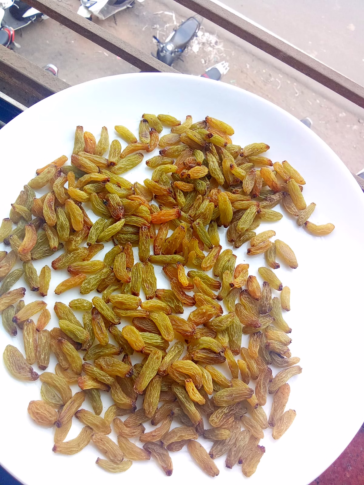 Long raisins image 1