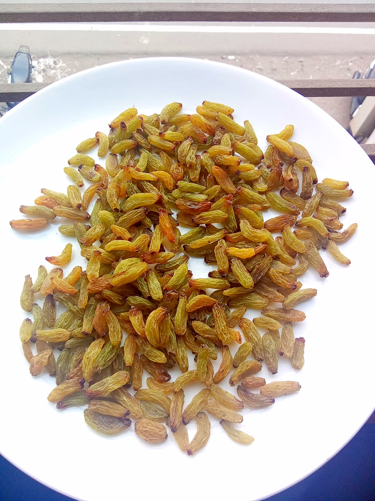 Long raisins image 1