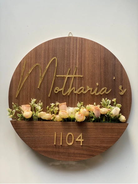 Wooden Floral Basket Nameplate- Circle-HE026