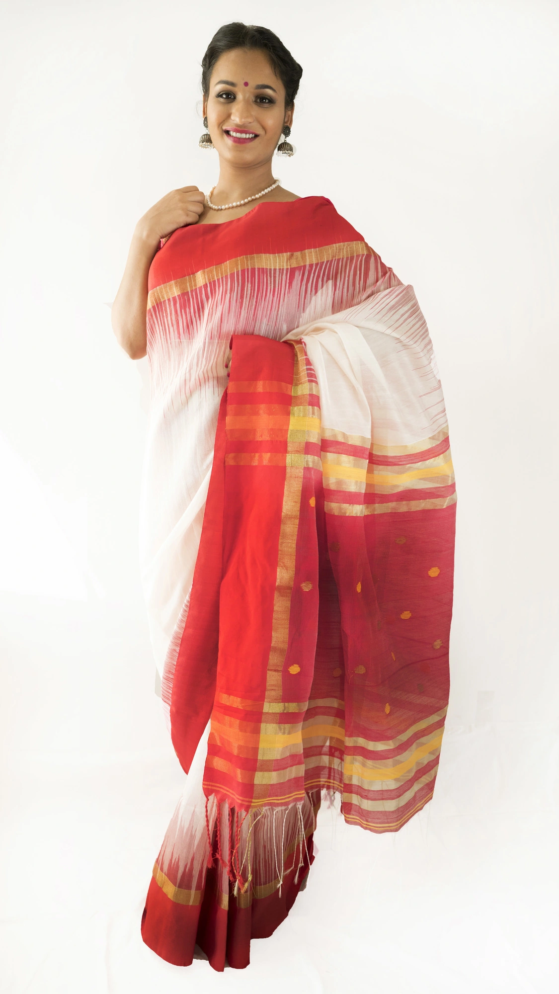 My saree stories: Part 18 (Ode to the Laal Paar) – A mind of my own