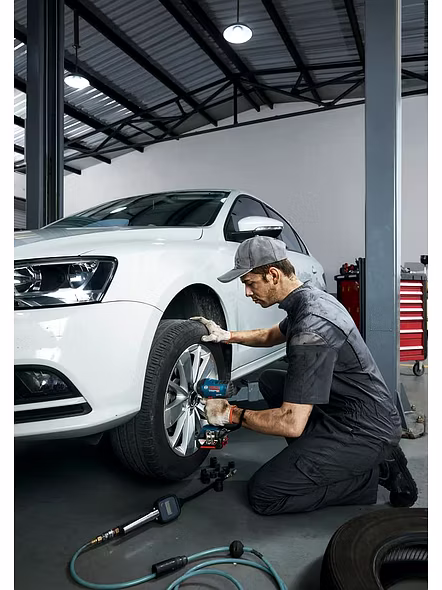 Bosch Gds Heavy Duty Cordless Impact Wrench Brushless Motor, 400 Nm, 3,700 Bpm, 1/2&#039;&#039;, Auto Bolt Release, 1.25 Kg, 2 X Battery Gba 18V 5.0Ah &amp; Quick Charger Gal 18V-40, 1 Year Warranty, Multicolor