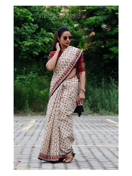 Exquisite White Linen Saree with All-Over Digital Print - Pure Luxury-White-3