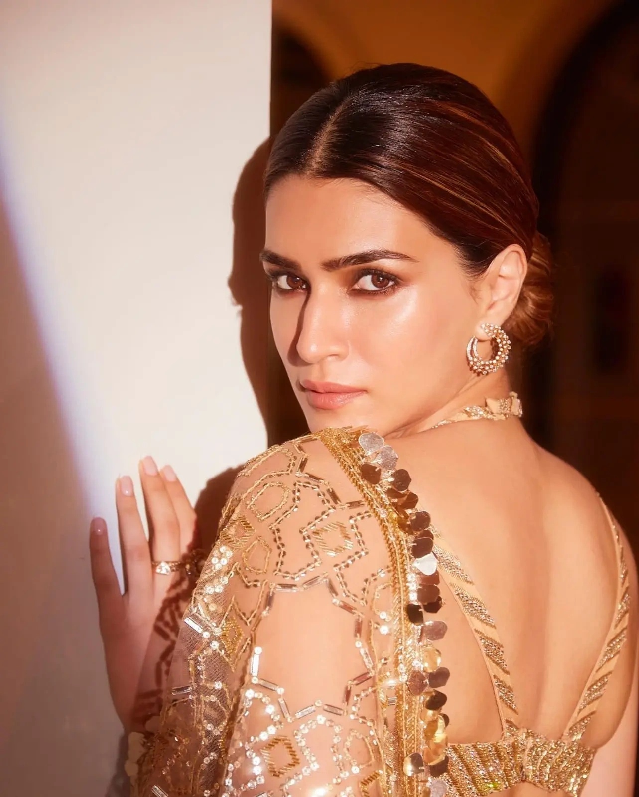 Kriti Sanon Gold Net Sequenced Worked Saree - Exquisite Thread &amp; Sequence Work-2