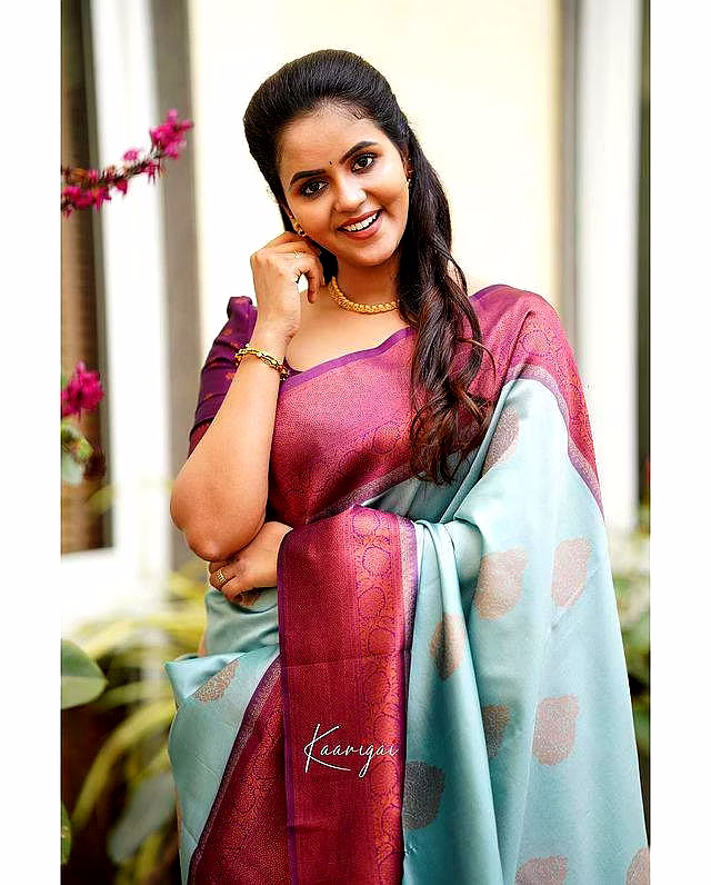 Floral Pattern Banarasi Silk Traditional Saree with Butta Work image 3