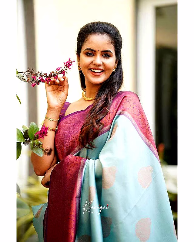 Floral Pattern Banarasi Silk Traditional Saree with Butta Work image 5