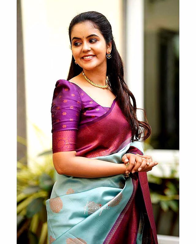 Floral Pattern Banarasi Silk Traditional Saree with Butta Work image 6