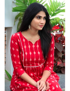 Red ikat dress with embroidered yoke and front pockets: LD530B-M-2-sm