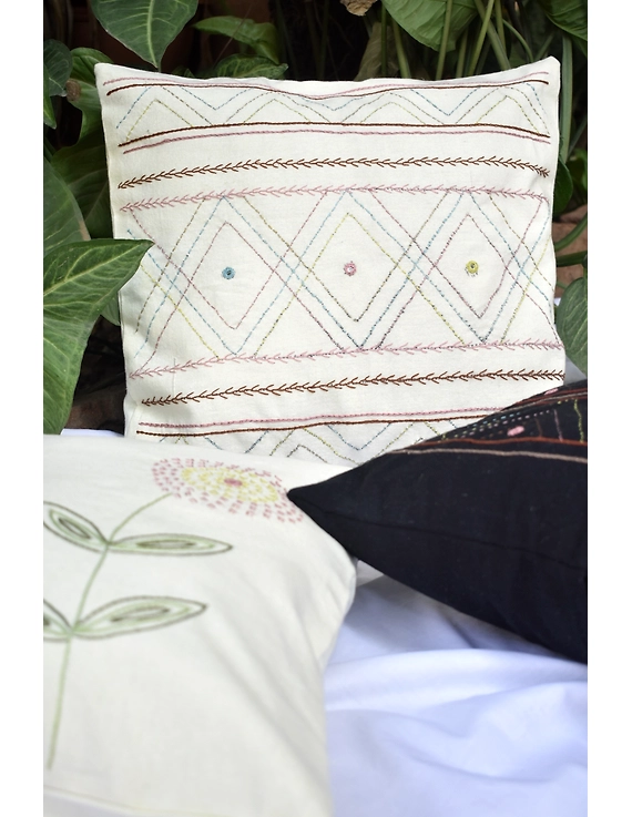 Embroidered cushion cover : HCC36-1