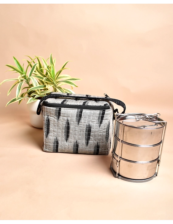 Smart grey ikat lunch bag or picnic bag with zip closure : MSL06-1
