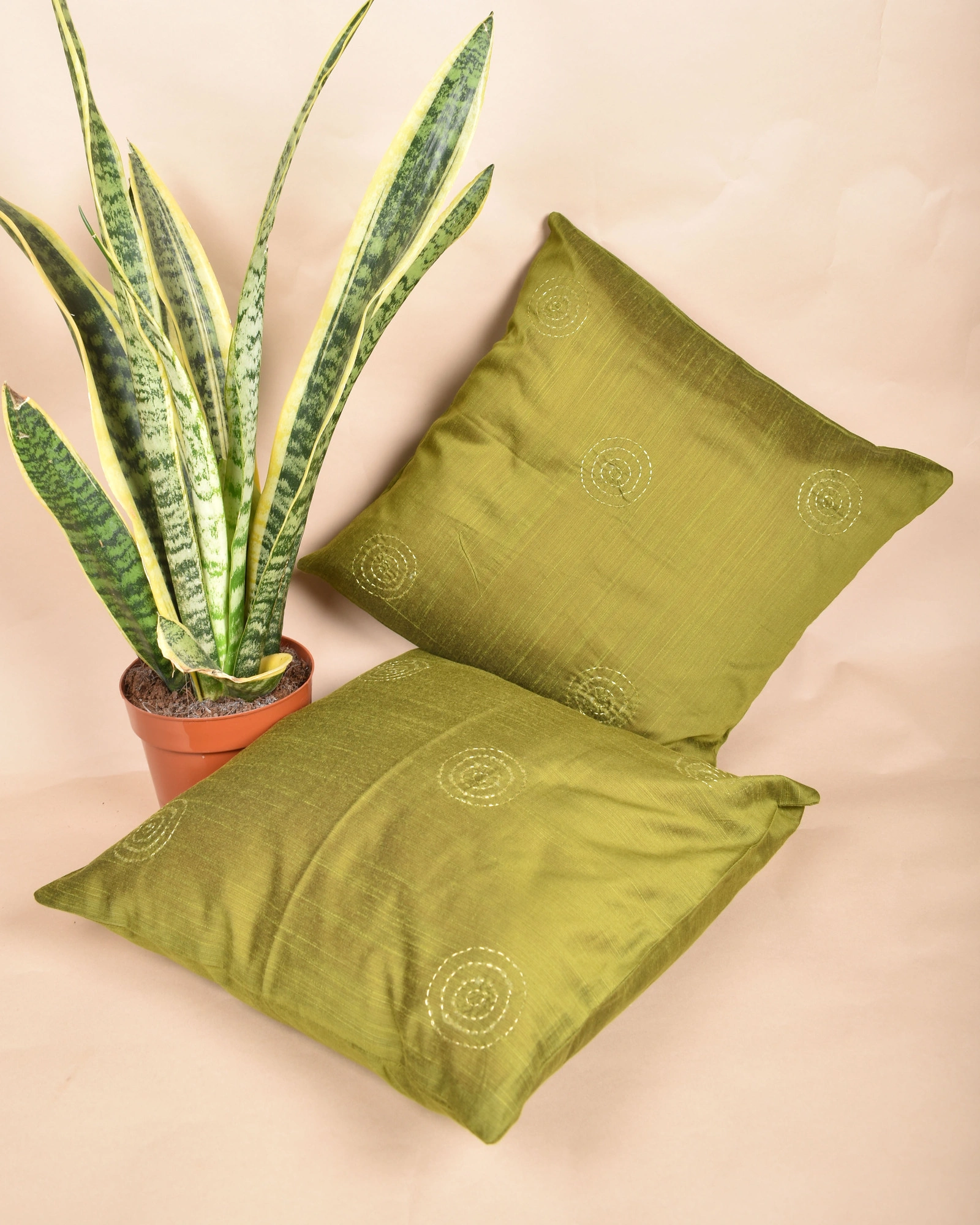 Green Silk Cushion Cover With Round Embroidery : HCC39B-2