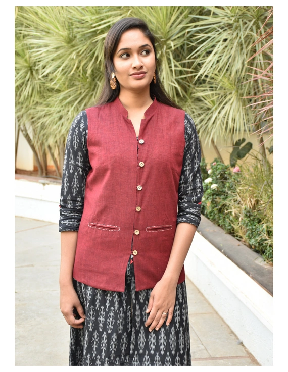 Reversible sleeveless jacket in maroon kalamkari cotton : LB180-LB180-L
