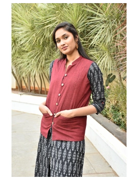 Reversible sleeveless jacket in maroon kalamkari cotton : LB180-L-2-sm