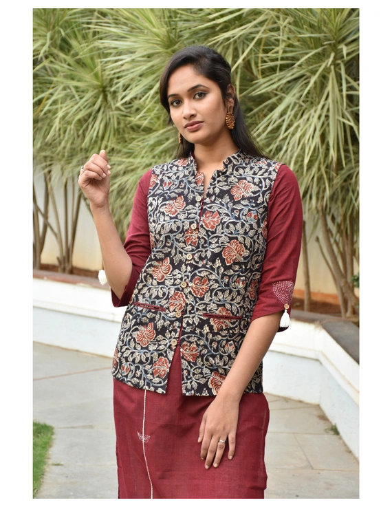 Reversible sleeveless jacket in maroon kalamkari cotton : LB180-L-4
