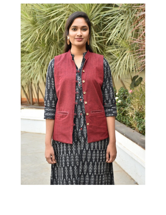 Reversible sleeveless jacket in maroon kalamkari cotton : LB180-M-1