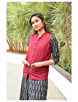 Reversible sleeveless jacket in maroon kalamkari cotton : LB180-S-1-sm