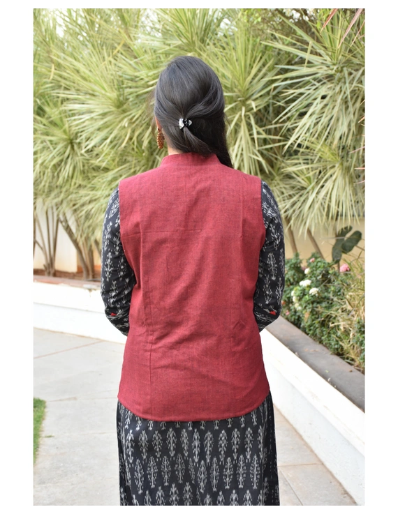 Reversible sleeveless jacket in maroon kalamkari cotton : LB180-XXL-3