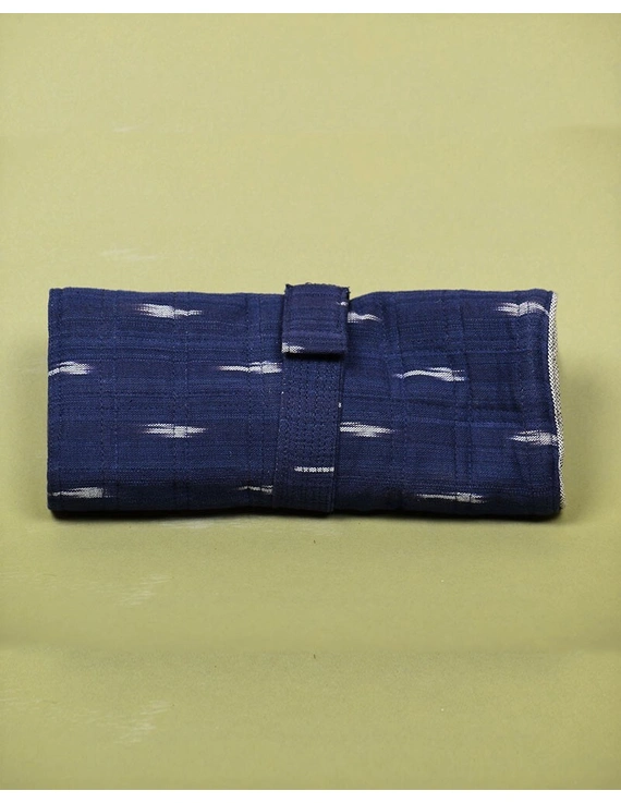 Folding toiletry pouch in blue ikat: VKR01A-4