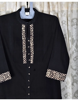 BLACK MANGALAGIRI KURTA WITH KALAMKARI DETAILS : LK120D-L-1-sm