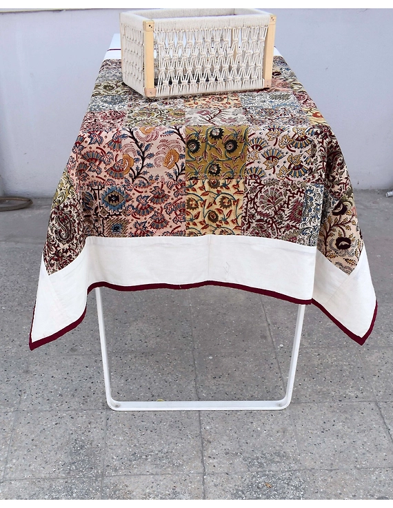 Square reversible patchwork table cloth in red and white : TBCS01K-1