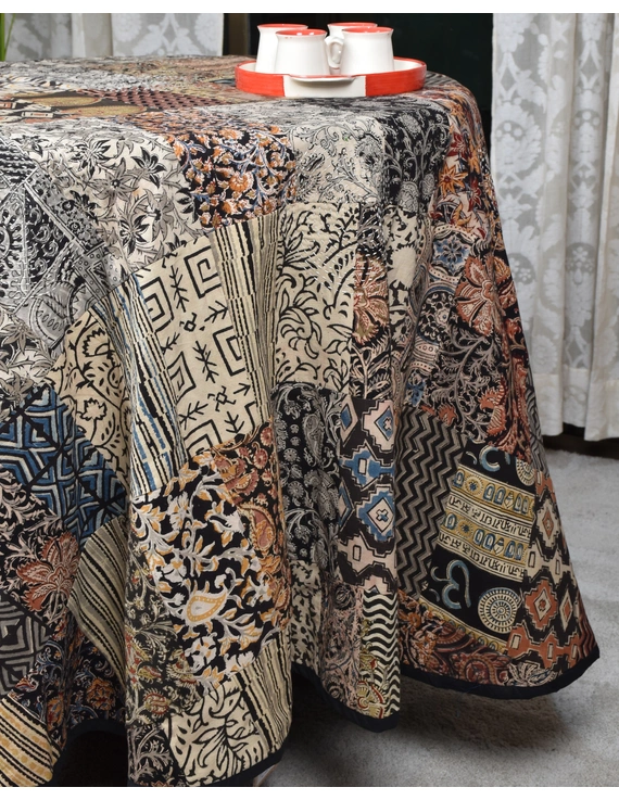 Round kalamkari patchwork with black mangalagiri reversible table cloth 180 cm: TBKR01E-4