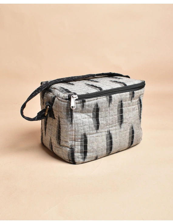Smart grey ikat lunch bag or picnic bag with zip closure : MSL06D-2