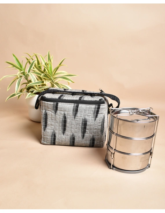 Smart grey ikat lunch bag or picnic bag with zip closure : MSL06D-3