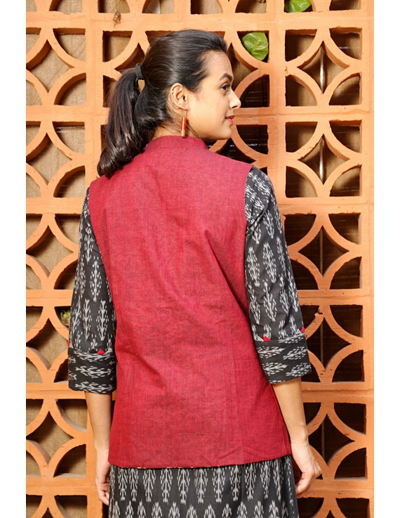 Reversible sleeveless jacket in maroon kalamkari cotton : LB180-M-2