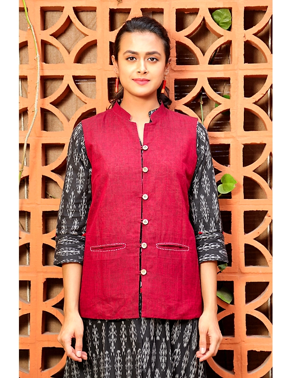 Reversible sleeveless jacket in maroon kalamkari cotton : LB180-M-1