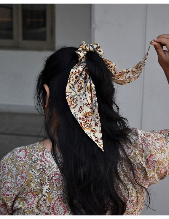 White Beautiful handstitched kalamkari scrunchies with tail - WAK03B-1