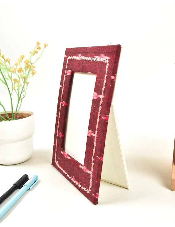 Handmade paper photo frame with maroon ikat (4&quot; x 6&quot;) : STF03A-2