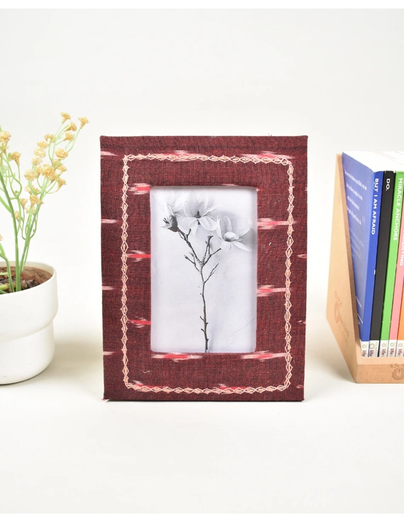 Handmade paper photo frame with maroon ikat (4&quot; x 6&quot;) : STF03A-STF03A
