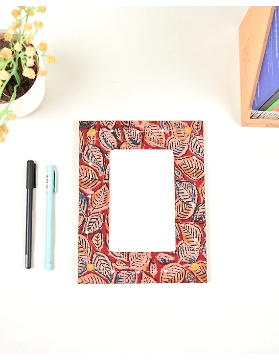 Handmade paper photo frame with kalamkari print (4&quot; x 6&quot;) : STF03B-1